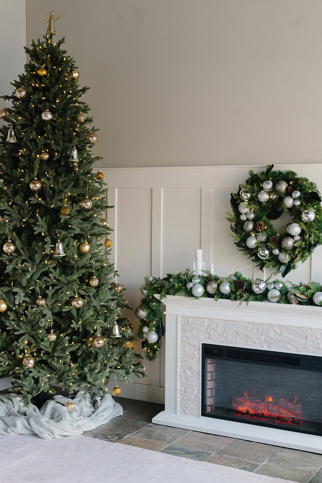 Silver & Pine Signature Wreath - Christmas World