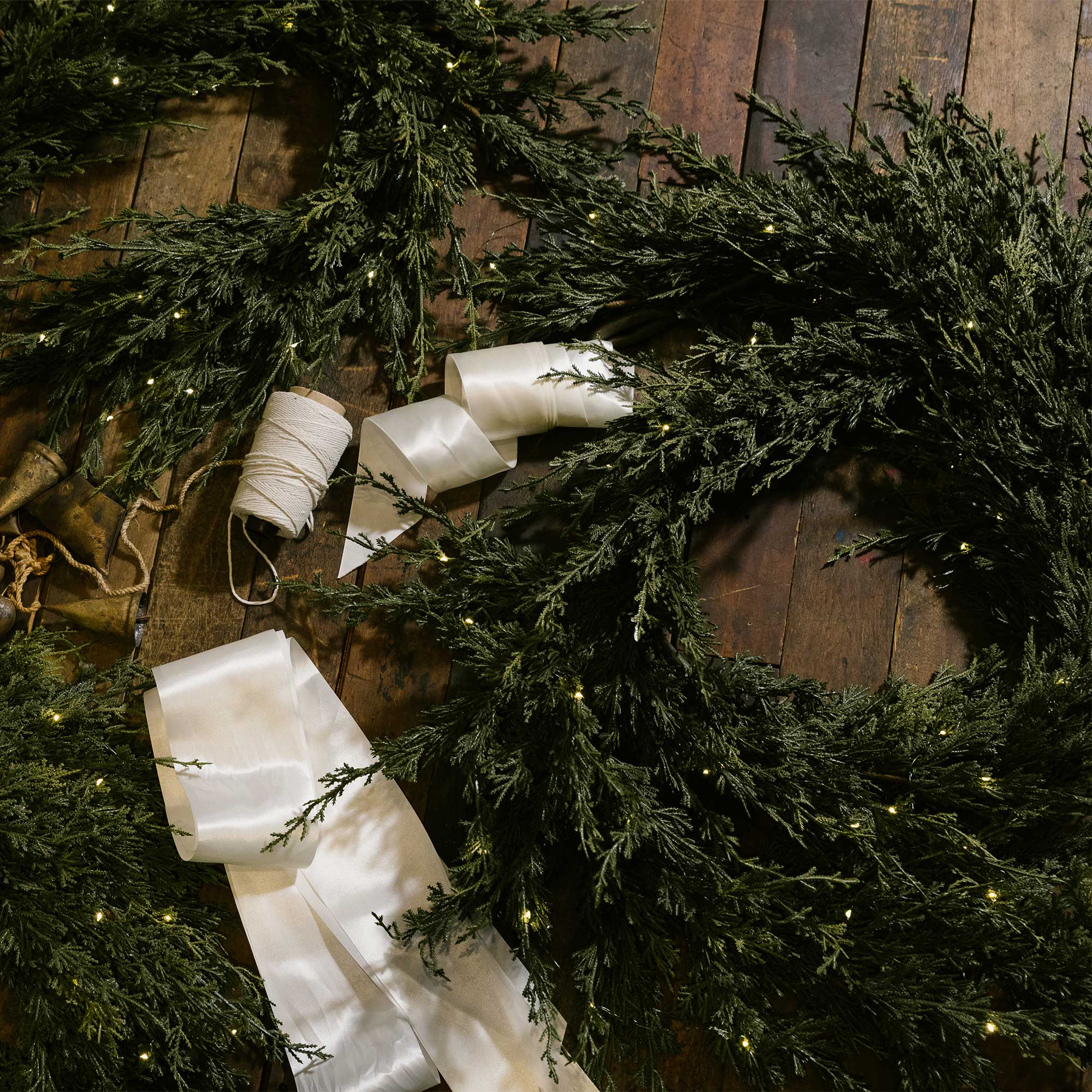 Cedar Pre - Lit LED Wreath - Christmas World